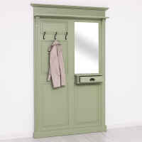 Schmale Flurgarderobe im Landhausstil blassgrün