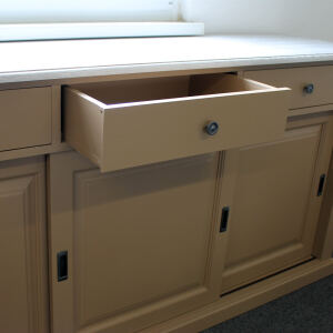 Braunes Landhaus Sideboard mit SchiebetÃ¼ren - Eichenplatte weiÃŸ-grau
