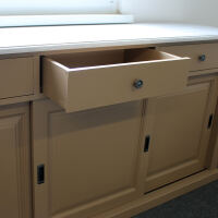 Braunes Landhaus Sideboard mit SchiebetÃ¼ren - Eichenplatte weiÃŸ-grau