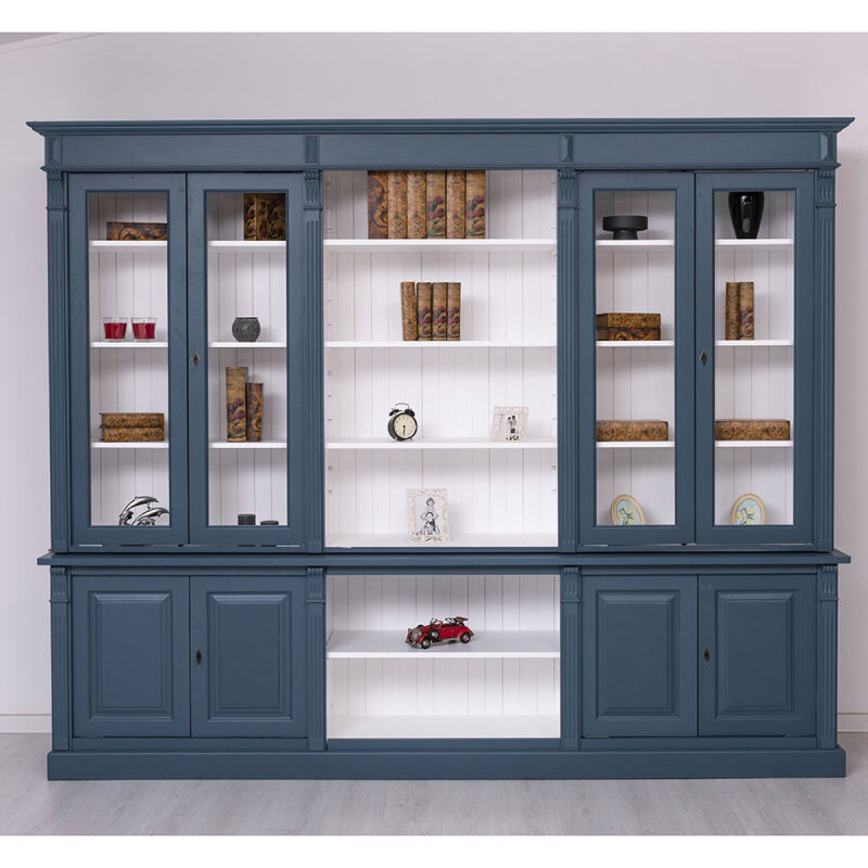 Landhaus Wohnzimmerschrank in der Farbe nachtblau mit einer weißen Innenfarbe