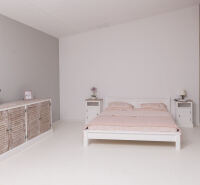 Weißes Schlafzimmer im Landhausstil