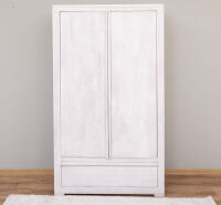 Kleiderschrank mit Schublade im Landhausstil