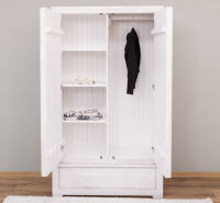 Kleiderschrank mit Schublade im Landhausstil