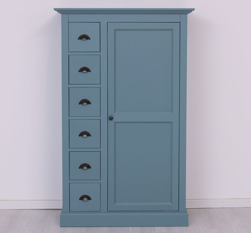 blauer Schubladenschrank im Landhausstil