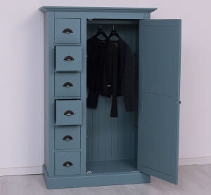 blauer Schubladenschrank im Landhausstil
