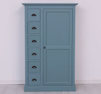 blauer Schubladenschrank im Landhausstil