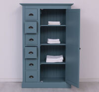 blauer Schubladenschrank im Landhausstil