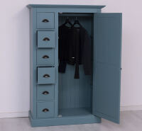 blauer Schubladenschrank im Landhausstil