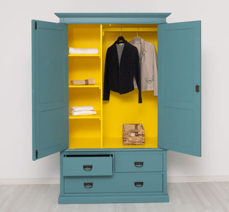 Landhaus-Kleiderschrank türkisblau und zitronengelb