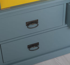 Landhaus-Kleiderschrank türkisblau und zitronengelb