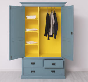Landhaus-Kleiderschrank türkisblau und zitronengelb