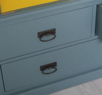 Landhaus-Kleiderschrank türkisblau und zitronengelb