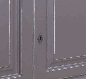 Landhaus-Kleiderschrank im Antiklook - aschbraun