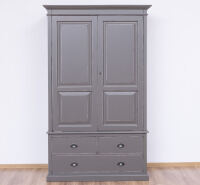 Landhaus-Kleiderschrank im Antiklook - aschbraun
