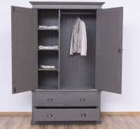 Landhaus-Kleiderschrank im Antiklook - aschbraun