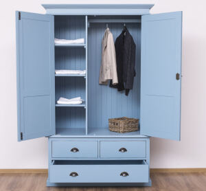 Landhaus-Kleiderschrank im Antik-Look - himmelblau-weiß