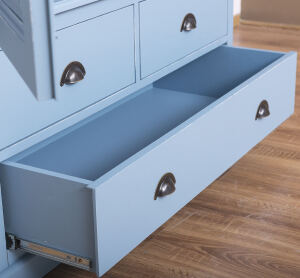 Landhaus-Kleiderschrank im Antik-Look - himmelblau-weiß