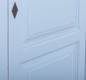 Landhaus-Kleiderschrank im Antik-Look - himmelblau-weiß