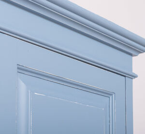Landhaus-Kleiderschrank im Antik-Look - himmelblau-weiß