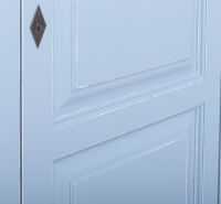 Landhaus-Kleiderschrank im Antik-Look - himmelblau-weiß