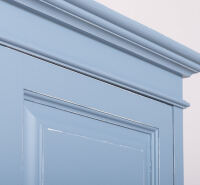 Landhaus-Kleiderschrank im Antik-Look - himmelblau-weiß
