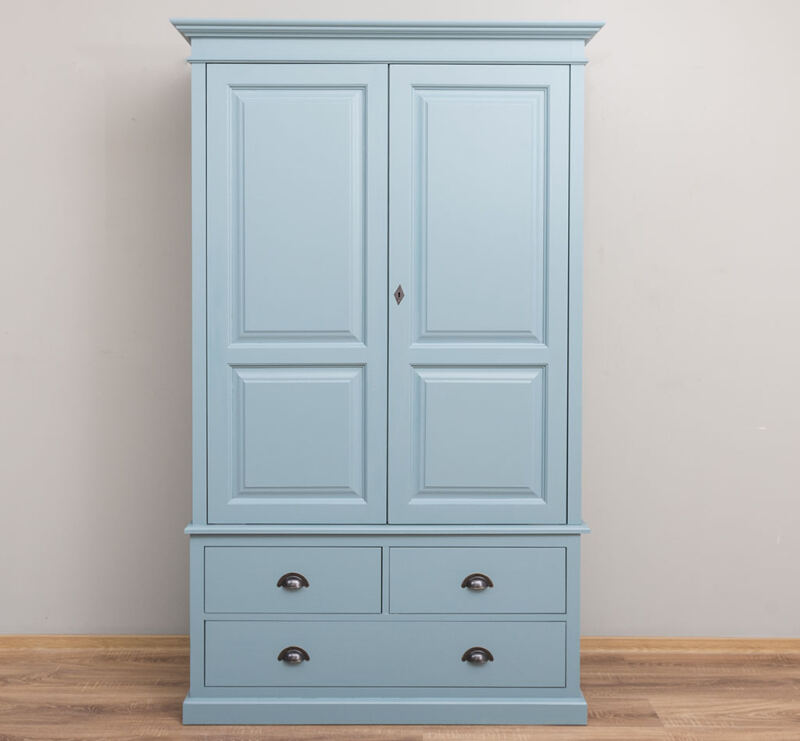 Landhaus-Kleiderschrank türkisblau