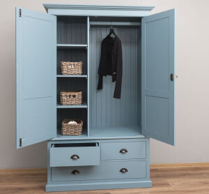 Landhaus-Kleiderschrank türkisblau