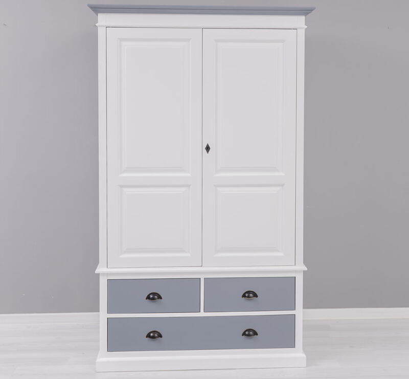 Landhaus-Kleiderschrank weiß mit fehgrauen Details