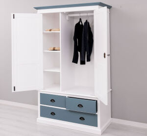 Landhaus-Kleiderschrank weiß mit fehgrauen Details