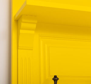 bunte Garderobe im Landhausstil zitronengelb