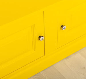 bunte Garderobe im Landhausstil zitronengelb