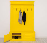 bunte Garderobe im Landhausstil zitronengelb