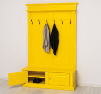 bunte Garderobe im Landhausstil zitronengelb