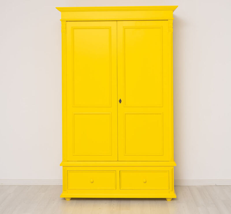 Kleiderschrank im Landhausstil mit Schubladen zitronengelb