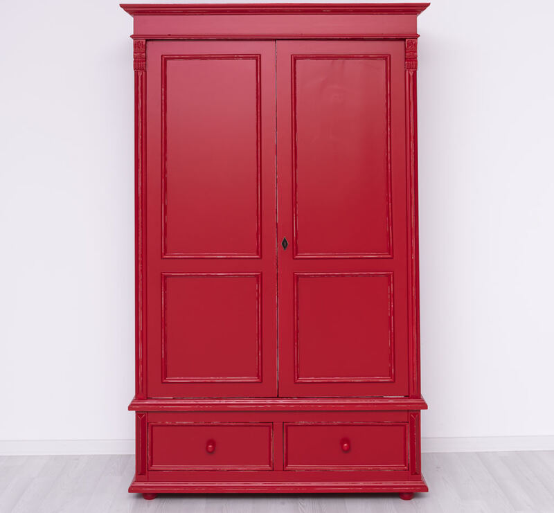 Kleiderschrank im Landhausstil mit Schubladen im Antik-Look rot