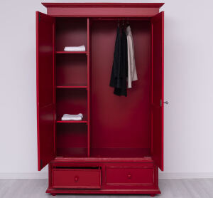 Kleiderschrank im Landhausstil mit Schubladen im Antik-Look rot