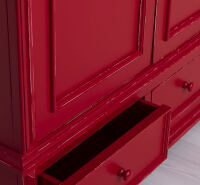Kleiderschrank im Landhausstil mit Schubladen im Antik-Look rot