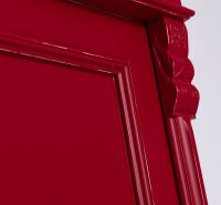 Kleiderschrank im Landhausstil mit Schubladen im Antik-Look rot