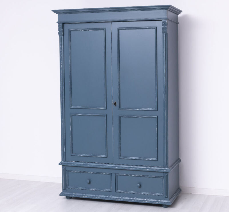 Kleiderschrank im Landhausstil mit Schubladen in nachtblau Antik-Look - Onlineshop für massive Landhausmöbel