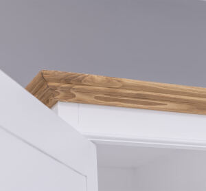 Landhauskleiderschrank mit 3 Schubladen weiß / honigbraun