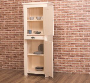 Großer Küchenschrank im Landhausstil lackiert