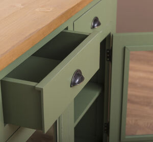 Küchenmodul mit Glastüren im Landhausstil in resedagrün, Platte hellbraun