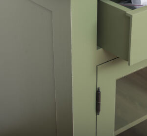 Küchenmodul mit Glastüren im Landhausstil in resedagrün, Platte hellbraun