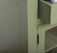 Küchenmodul mit Glastüren im Landhausstil in resedagrün, Platte hellbraun