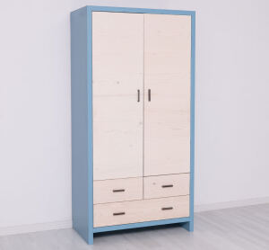Schlichter Kleiderschrank mit Holztüren Berlin