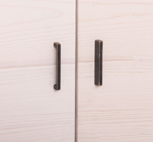 Schlichter Kleiderschrank mit Holztüren Berlin