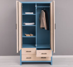 Schlichter Kleiderschrank mit Holztüren Berlin