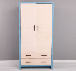 Schlichter Kleiderschrank mit Holztüren Berlin