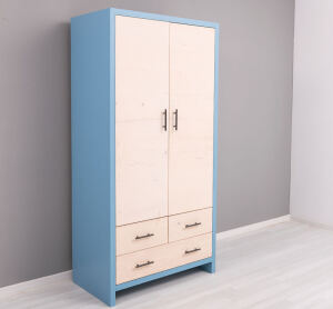 Schlichter Kleiderschrank mit Holztüren Berlin