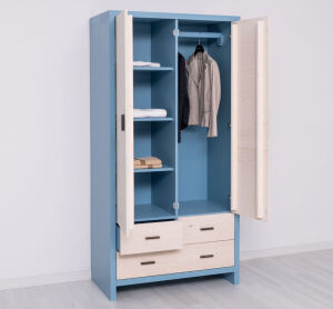 Schlichter Kleiderschrank mit Holztüren Berlin